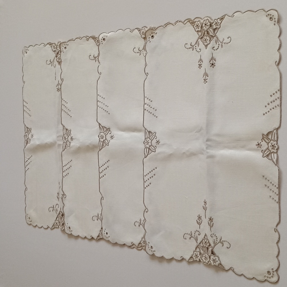 Set of 4 Linen Placemats Never used and in good condition. Bordado Madeira.